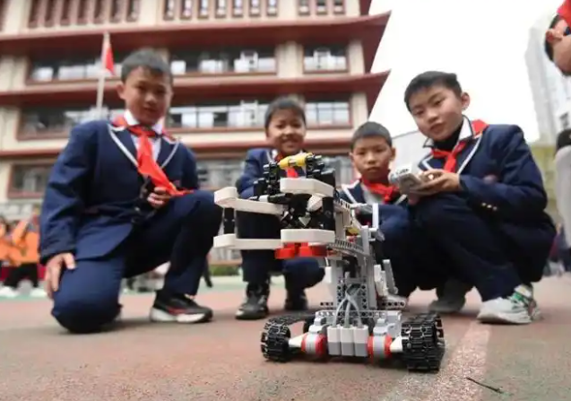 致力于提高教师素质与教学才能为区域教育注入新的生机