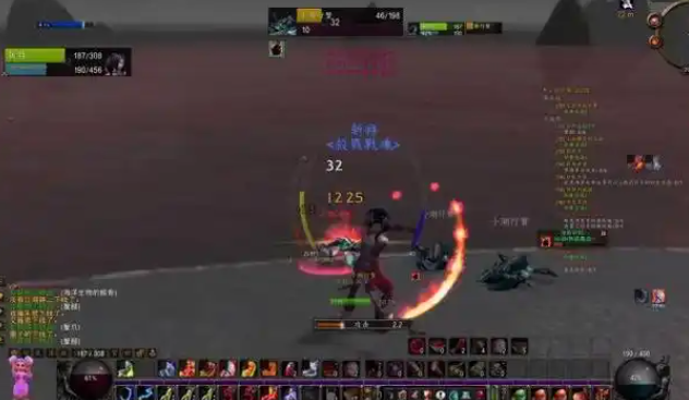 金色调配赤色为基底女装则多了白色兔毛滚边和安全扣玉佩