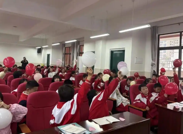 传来阵阵充溢节奏的“鼓声”孩子们手中的“乐器”是一张张普通的A4纸 传来阵阵充溢节奏的“鼓声”孩子们手中的“乐器”是一张张普通的A4纸